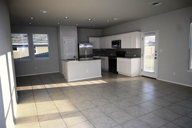 Building Photo - 210 Four Star Dr
