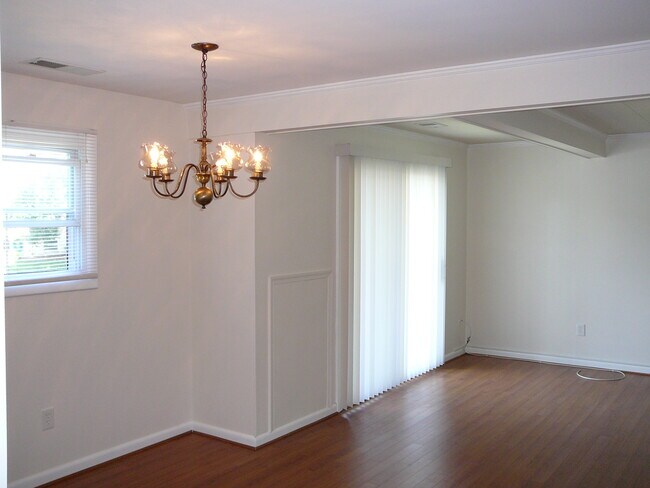 Building Photo - 6 Warren Lodge Ct