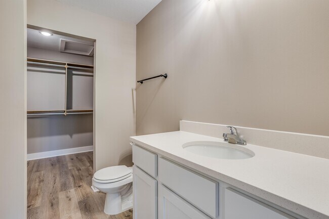 Foto del edificio - 6832 White Pine St