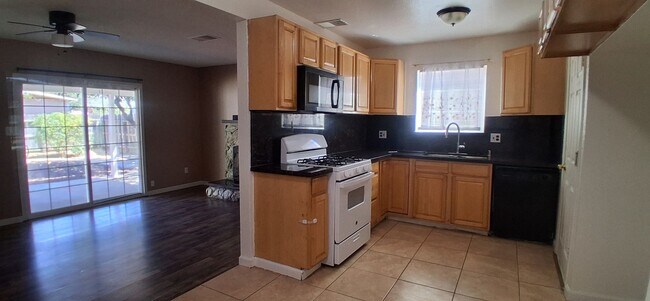 Foto del edificio - 3013 Freedom Ln