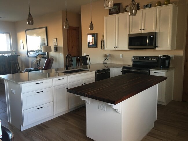 Building Photo - 1085 S Yaqui Dr