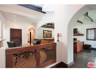 Foto del edificio - 9031 Rosewood Ave