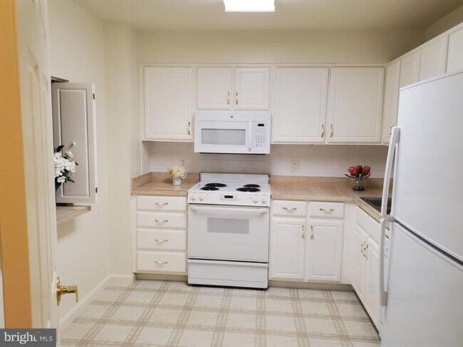 Building Photo - 14805 Pennfield Cir