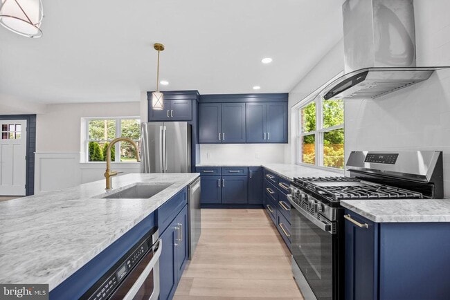 Building Photo - 857 Green Valley Dr