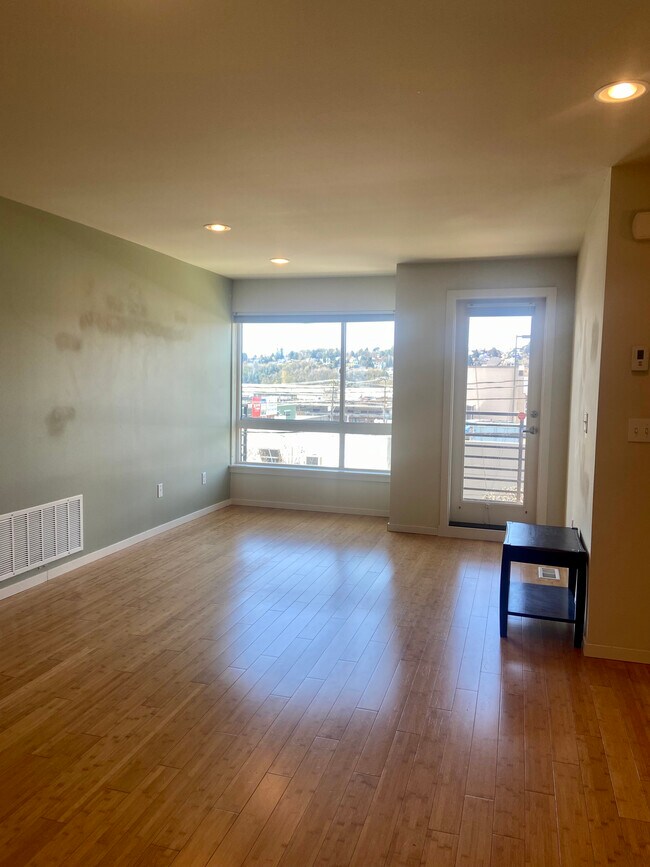 Building Photo - 2046 14th Ave W