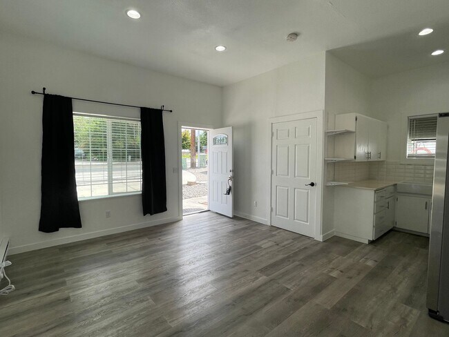 Foto del edificio - Updated 2 bedroom, large fenced back yard ...