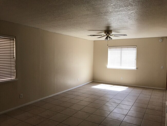 Foto del edificio - Beautiful 4 Bedroom 2 Bathroom house ( Smo...