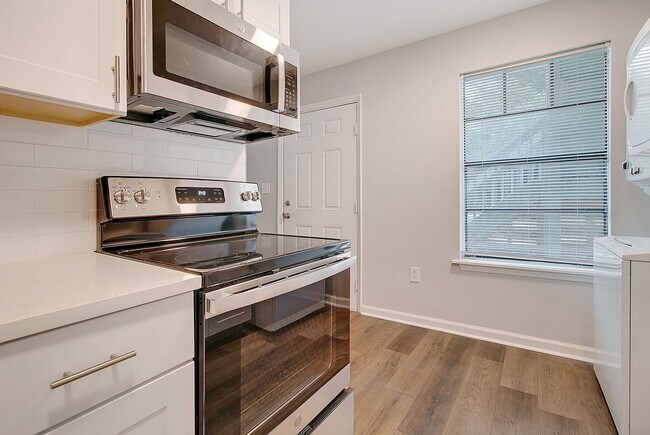 Building Photo - Bright, Updated 2BR Near Park Circle and Parks