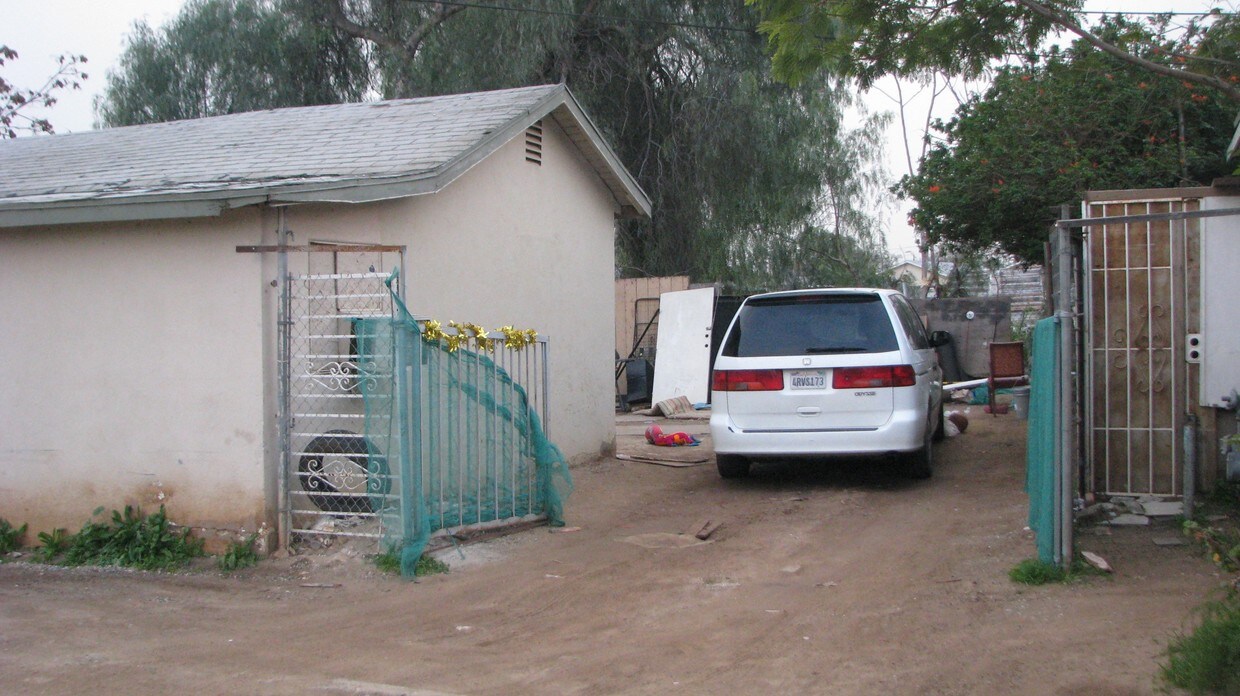 Primary Photo - 5894 Crest Ave