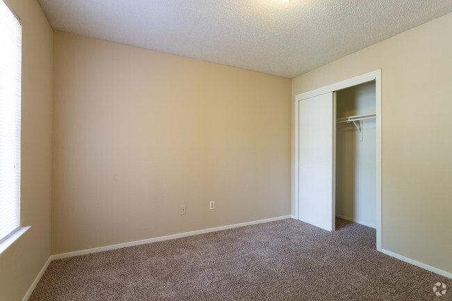 2HAB, 2BA - 902 ft² - B4 - HABITACIÓN - Buena Vista Estates Apartments