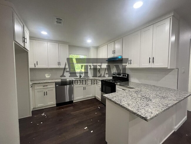 Building Photo - Fully Remodeled 2 Bedroom 1 Bathroom