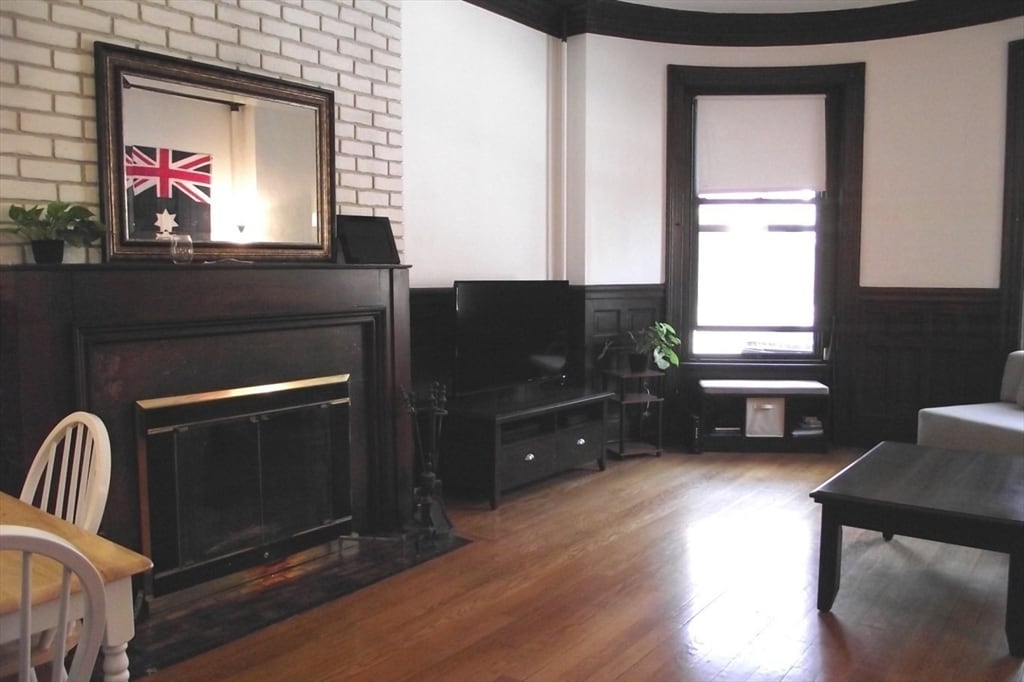 Primary Photo - 924 Beacon St