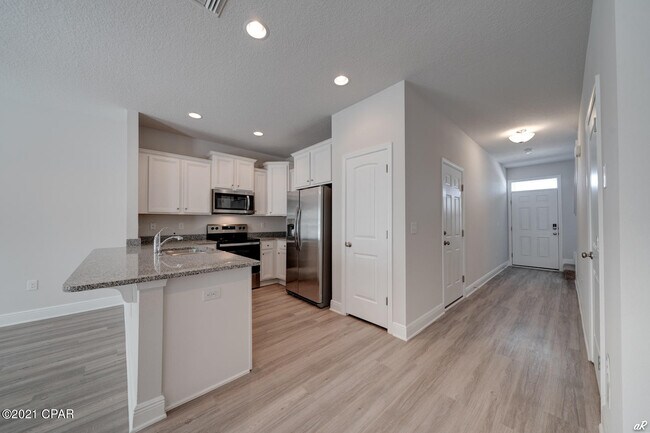 Building Photo - 7560 Shadow Lake Dr