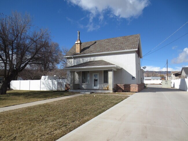 Foto del edificio - Darling home with detached 1 car garage