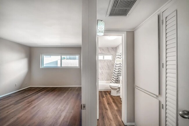 Foto del edificio - 5328 Newcastle Ave