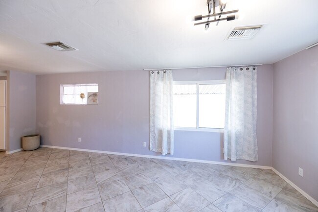 Foto del edificio - Don't miss your chance on this Marana gem! Unit 1 - Main House - Available NOW!