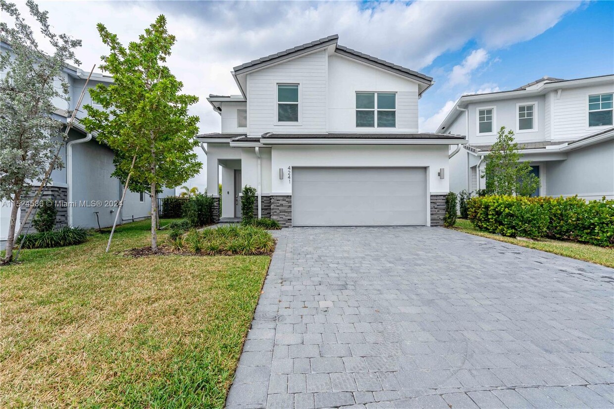 Foto principal - 4241 Pelicano Way