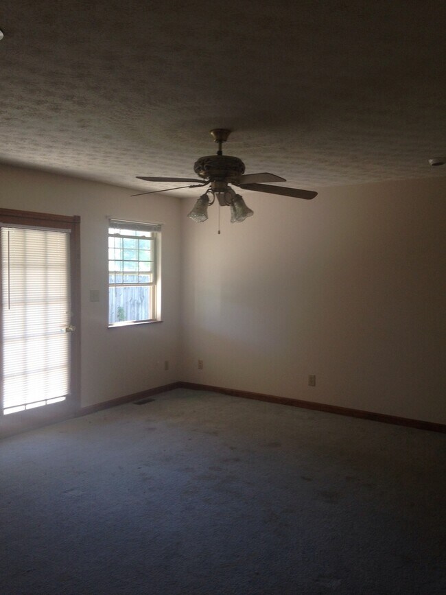 Foto del edificio - Immaculate three bedroom home in Ashland.