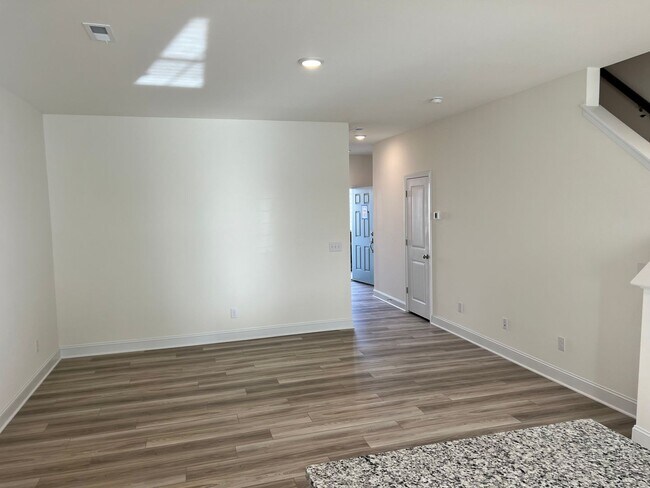 Foto del edificio - Like-New 3BR Townhome in Spring Village | Garage | Minutes to Downtown Angier