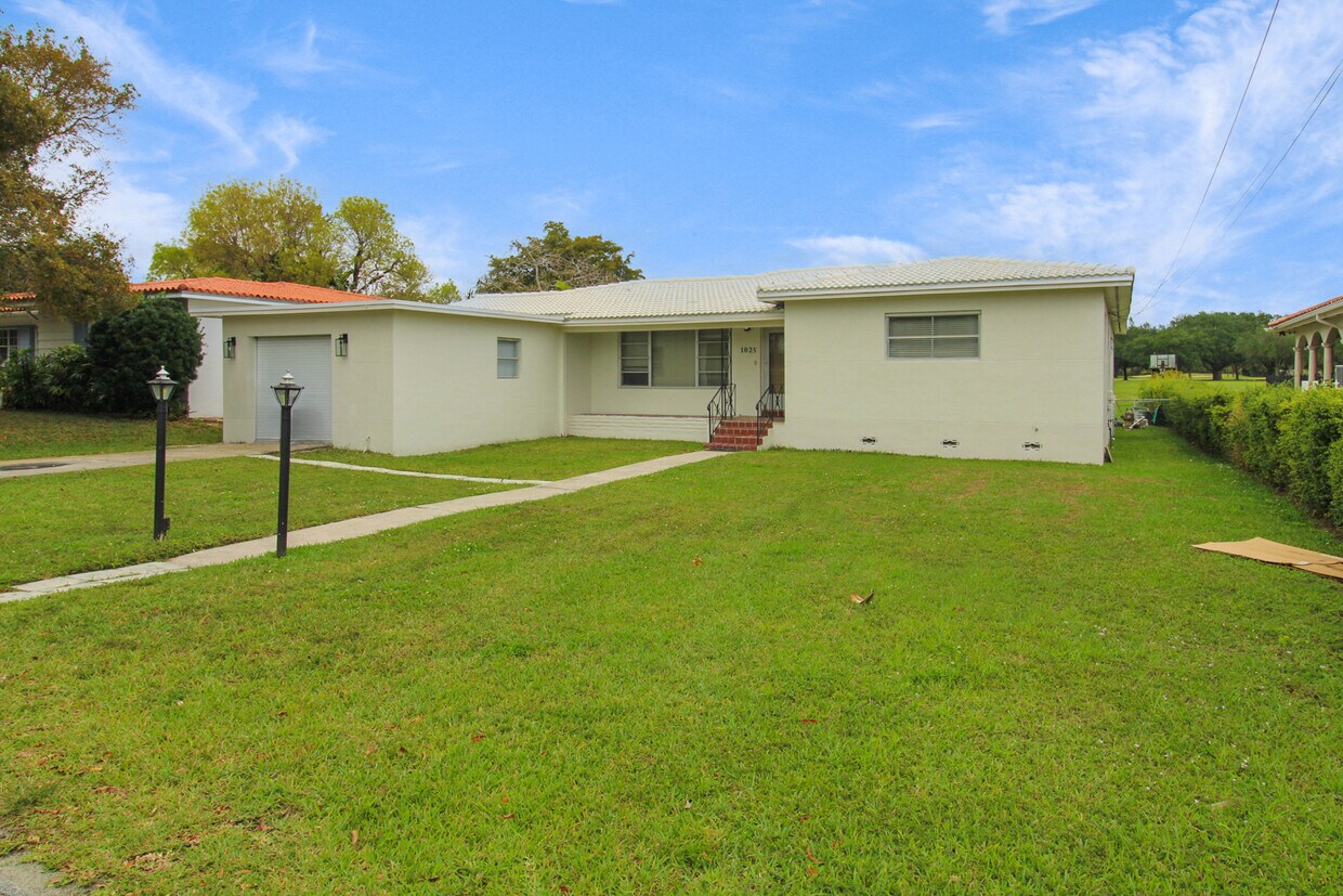 Primary Photo - 1025 Hunting Lodge Dr