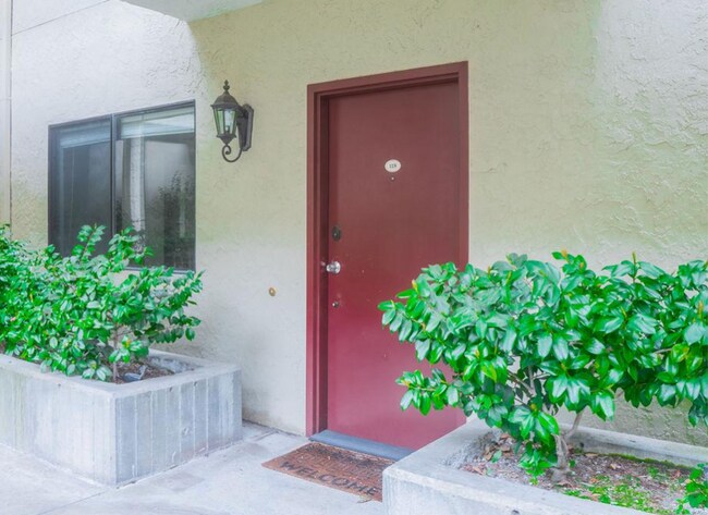 Foto del edificio - Charming 2 Bed, 2 Bath Condo in Santa Clara