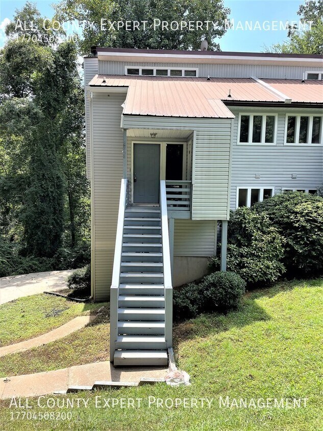 Primary Photo - Near Lake Lanier - Great 2 bedroom duplex
