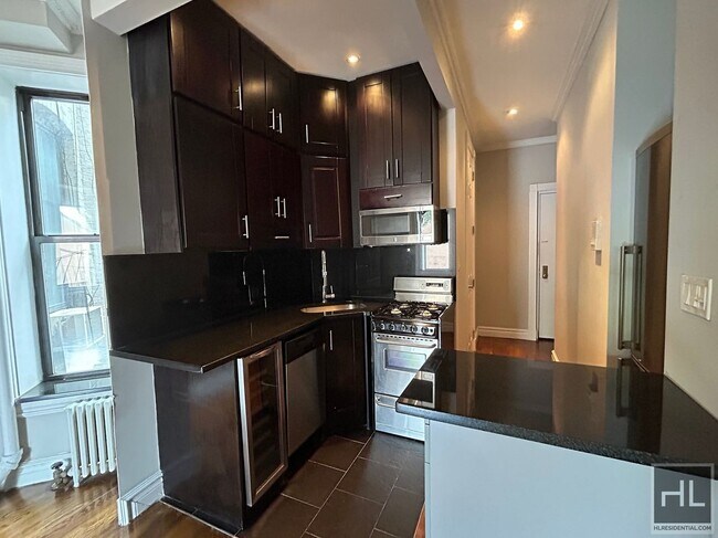 Building Photo - MOTT ST.