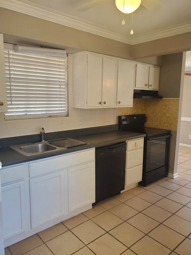 Building Photo - **Available Now** Updated 3 Bedroom Home i...