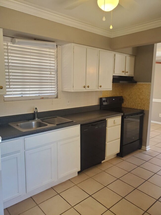 Foto del edificio - **Available Now** Updated 3 Bedroom Home i...