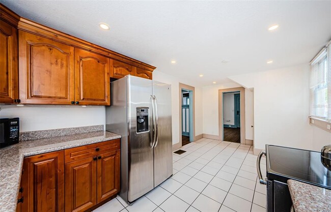 Building Photo - 620 Earle Ave N