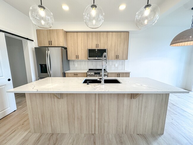 Building Photo - 6320-6327 27 Ave SW