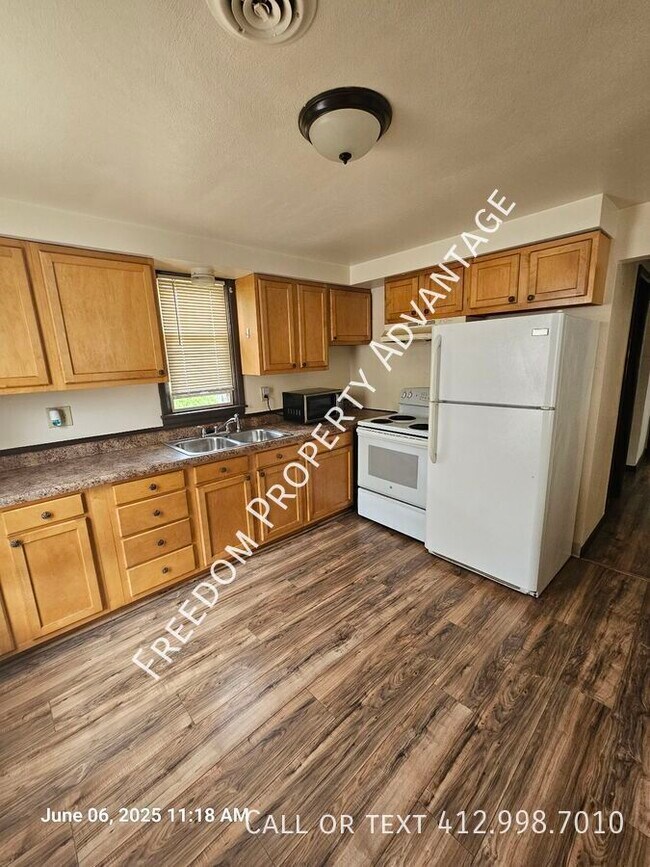 Building Photo - 130 Hall Ave