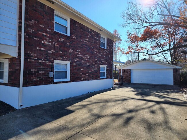 Building Photo - 4306 Shady Villa Dr