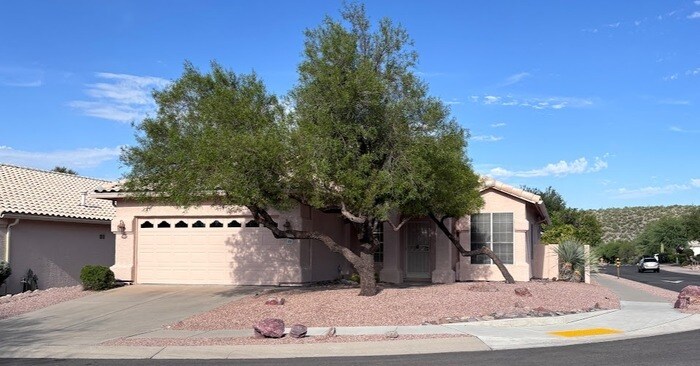 Foto principal - Spacious 4 bedroom 2 bath home near Sabino...