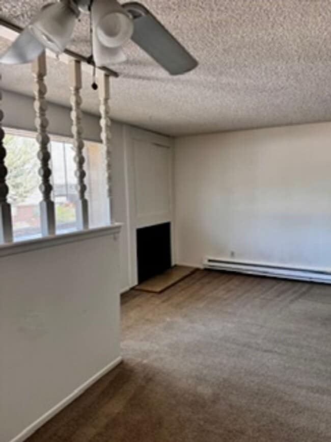 Building Photo - 2 Bedroom Apartment with Garage Available August 1st