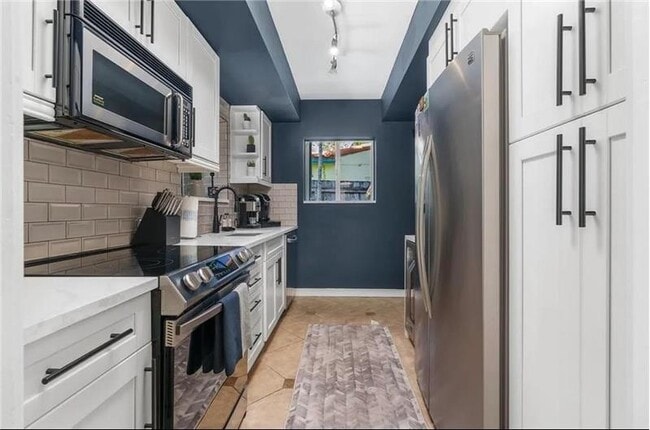 Building Photo - 719 NE 20th Ave