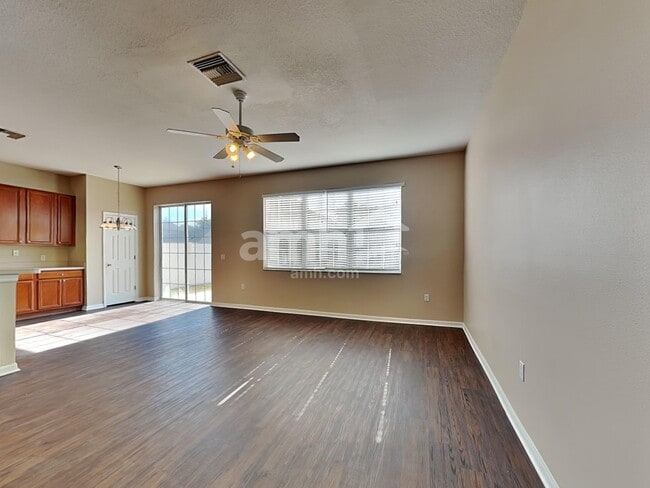 Foto del edificio - 10402 Boyette Creek Blvd