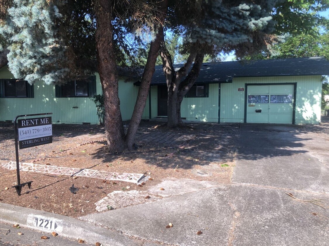 Foto principal - Spacious 3 Bedroom Home with Retro Charm!