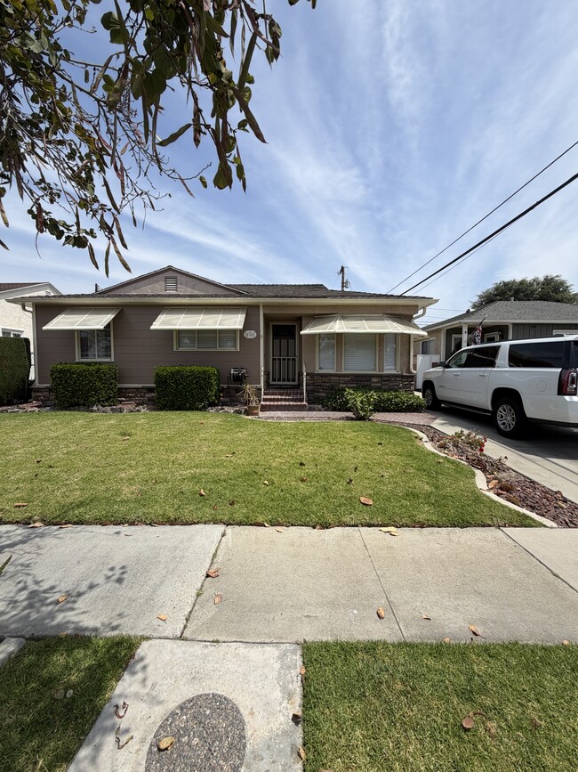 Building Photo - 4766 Deeboyar Ave