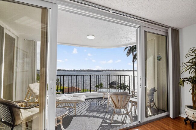 Foto del edificio - 8200 Lakeshore Dr