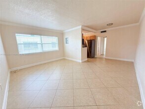 Building Photo - 865 W 39th St