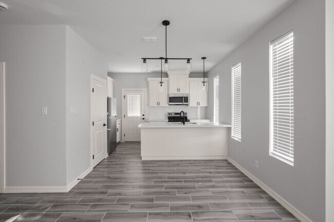 Building Photo - 404 N Onyx Ave