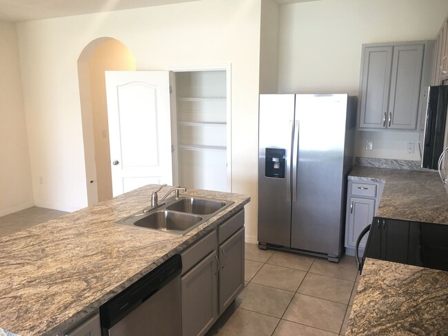 Building Photo - 3 bed / 2 bath Townhome in Feltrim Reserve...