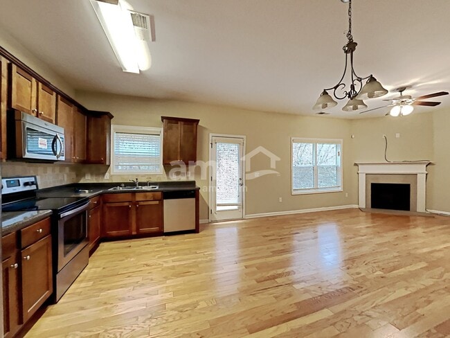 Building Photo - 507 Round Rock Trl