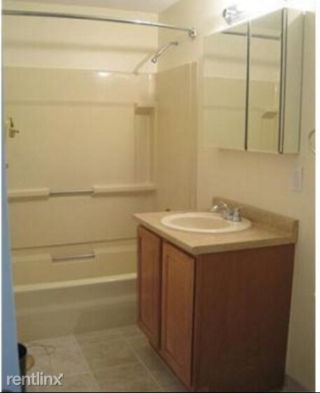 Building Photo - 2 Town House Ln