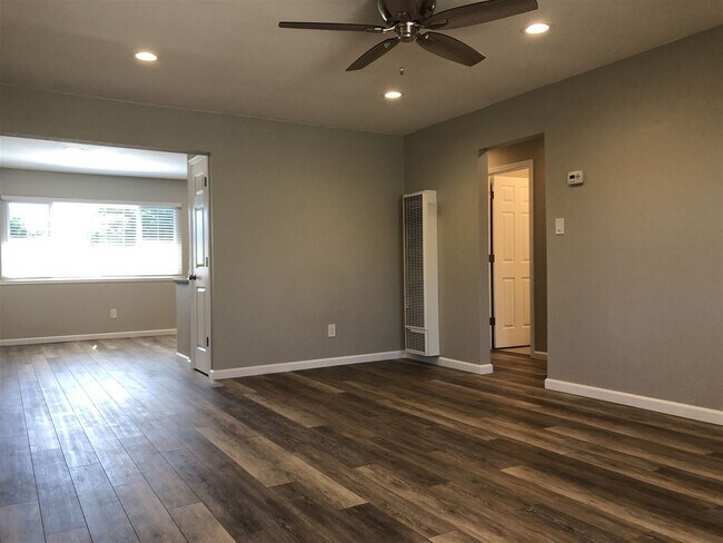 Foto del edificio - 1021 W Eighth St