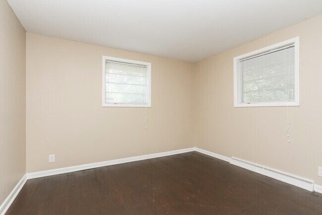 Building Photo - Charming 3 Bedroom