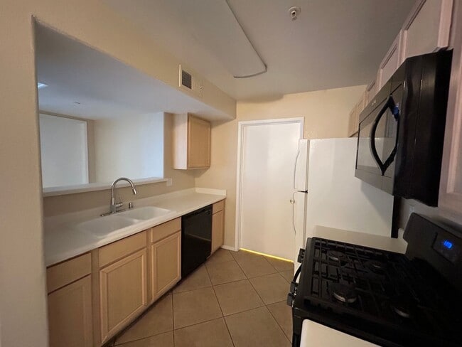 Building Photo - Gated 2 Bedroom 2 Bathroom condo!
