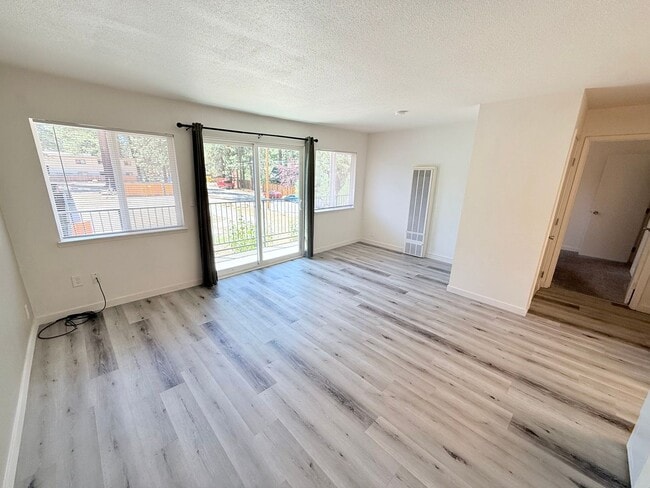 Building Photo - Pet Friendly 1 bed 1 bath apartment for re...