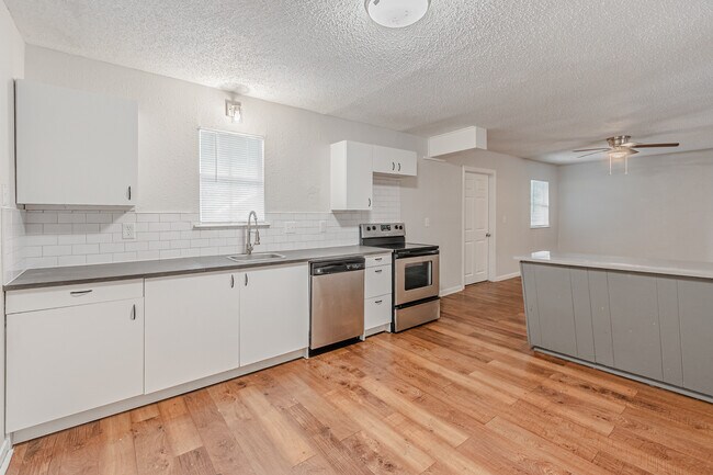 Building Photo - 2947 Kavasar Dr